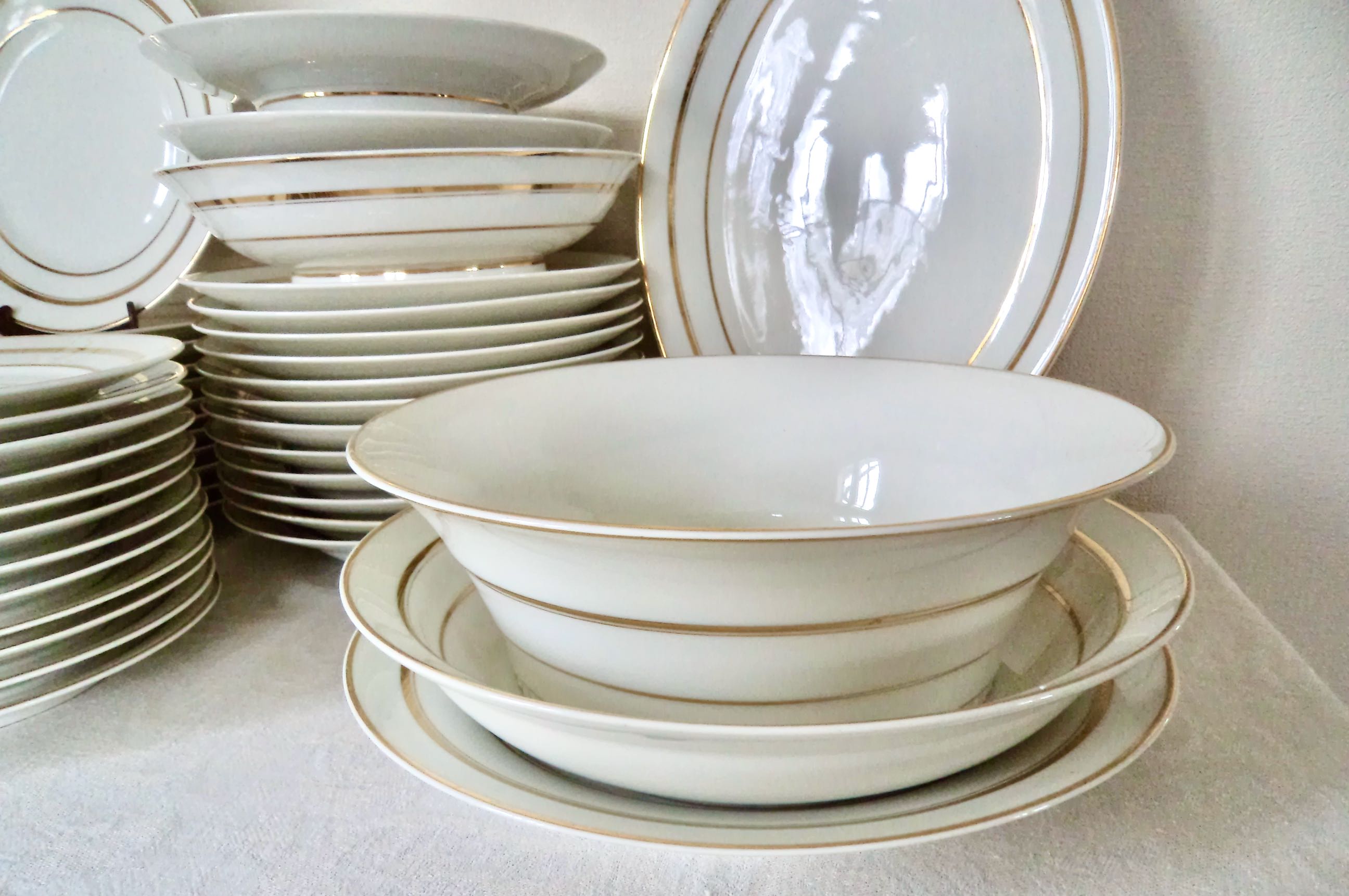 Service assiettes et plats art déco pour 12 personnes
