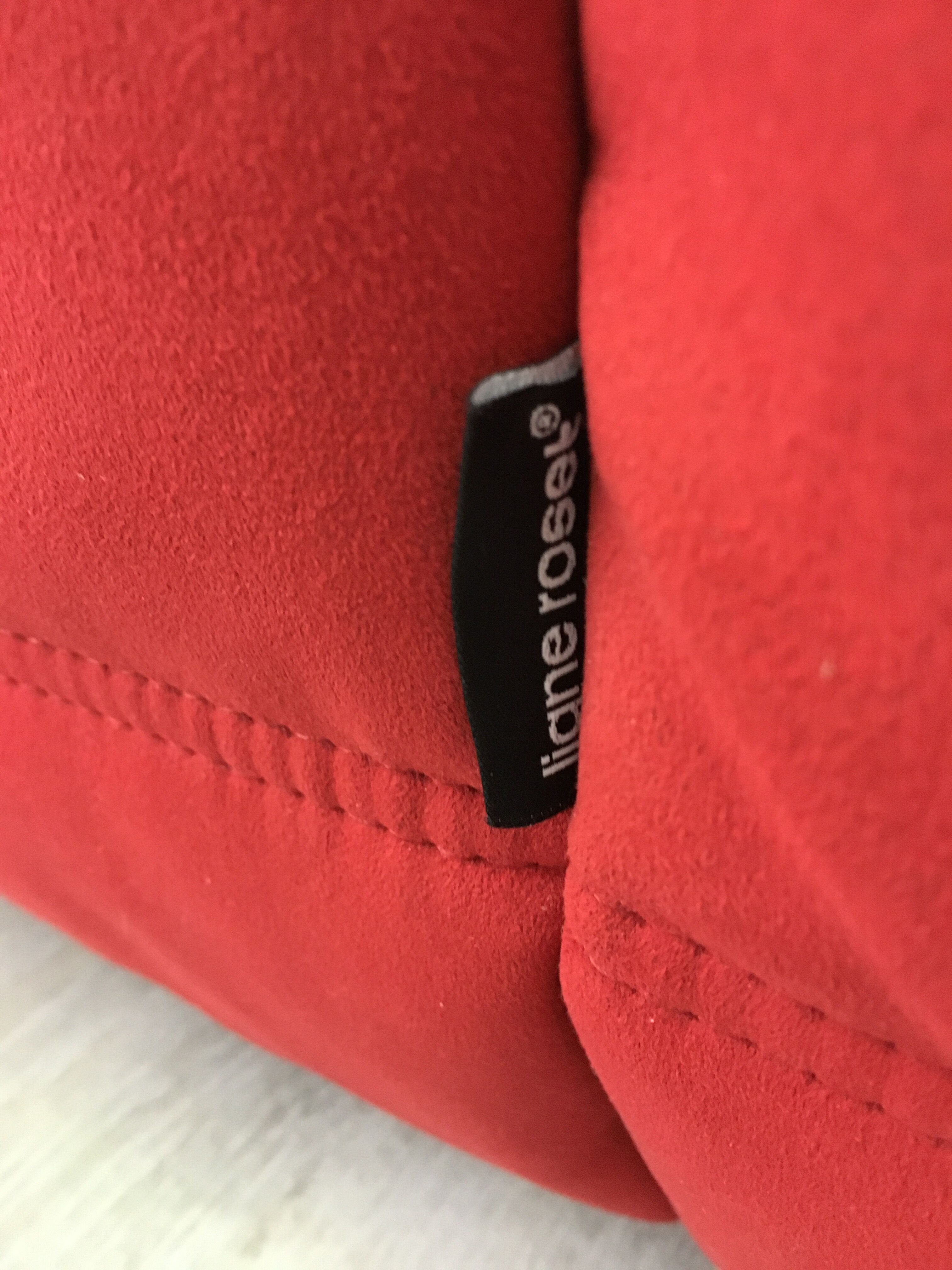 Togo rouge par Michel Ducaroy pour Ligne Roset