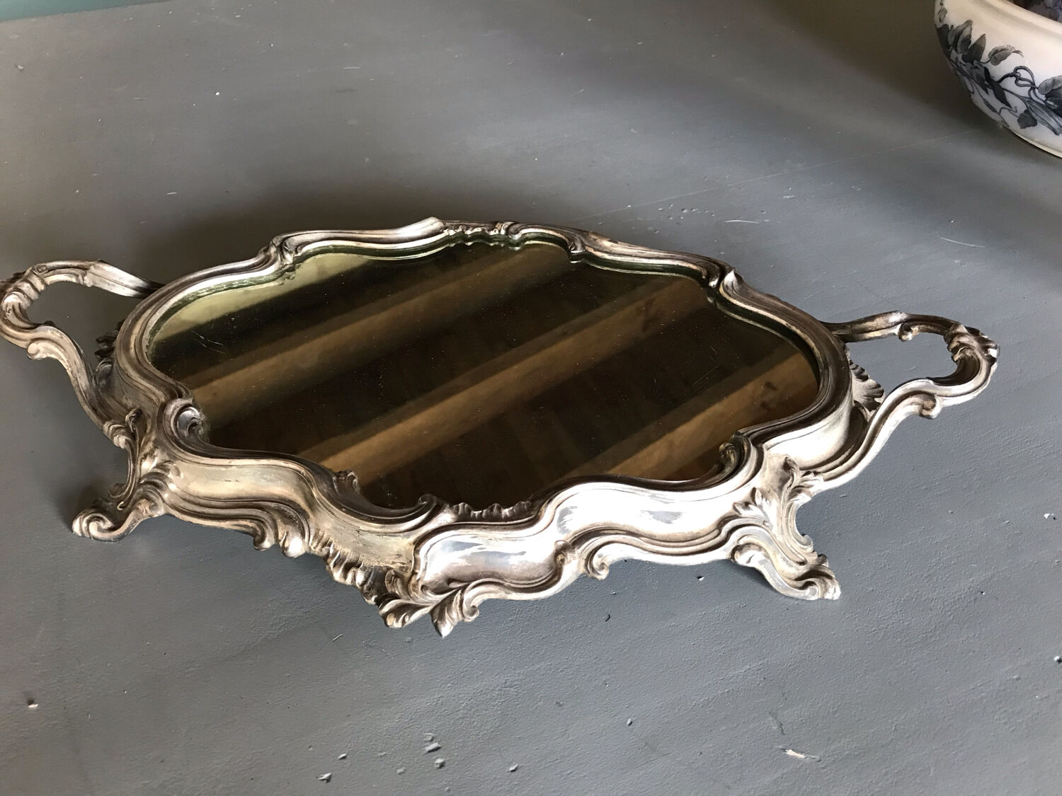 Mirror tray regulates it