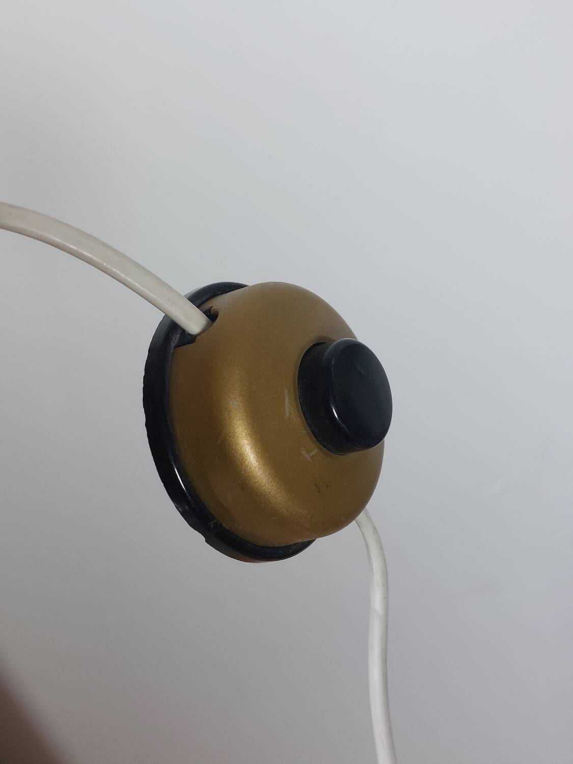 Lampadaire vintage style spatial, ampoule Temde, verre opale chromé.