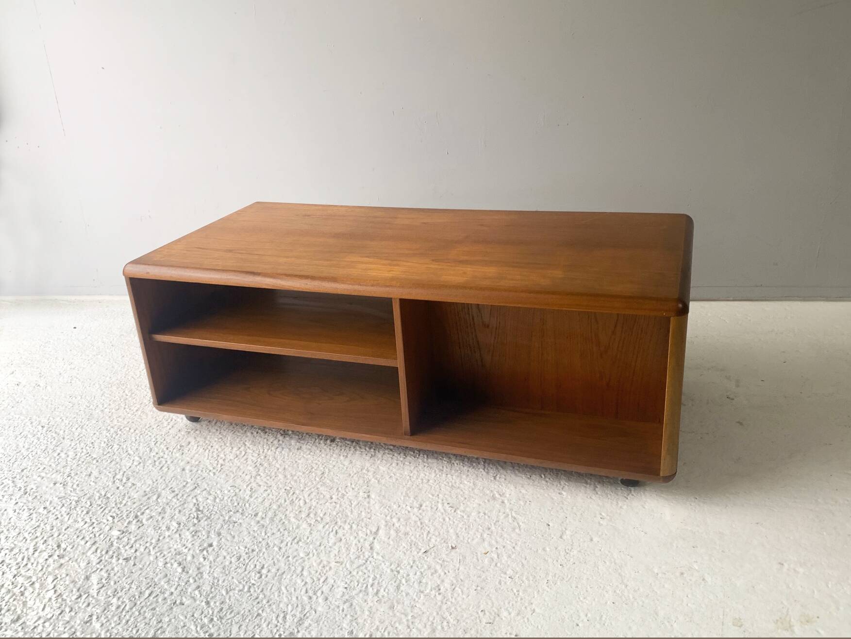 Support multimédia moderne du milieu du siècle des années 1960 / table basse par Meredrew