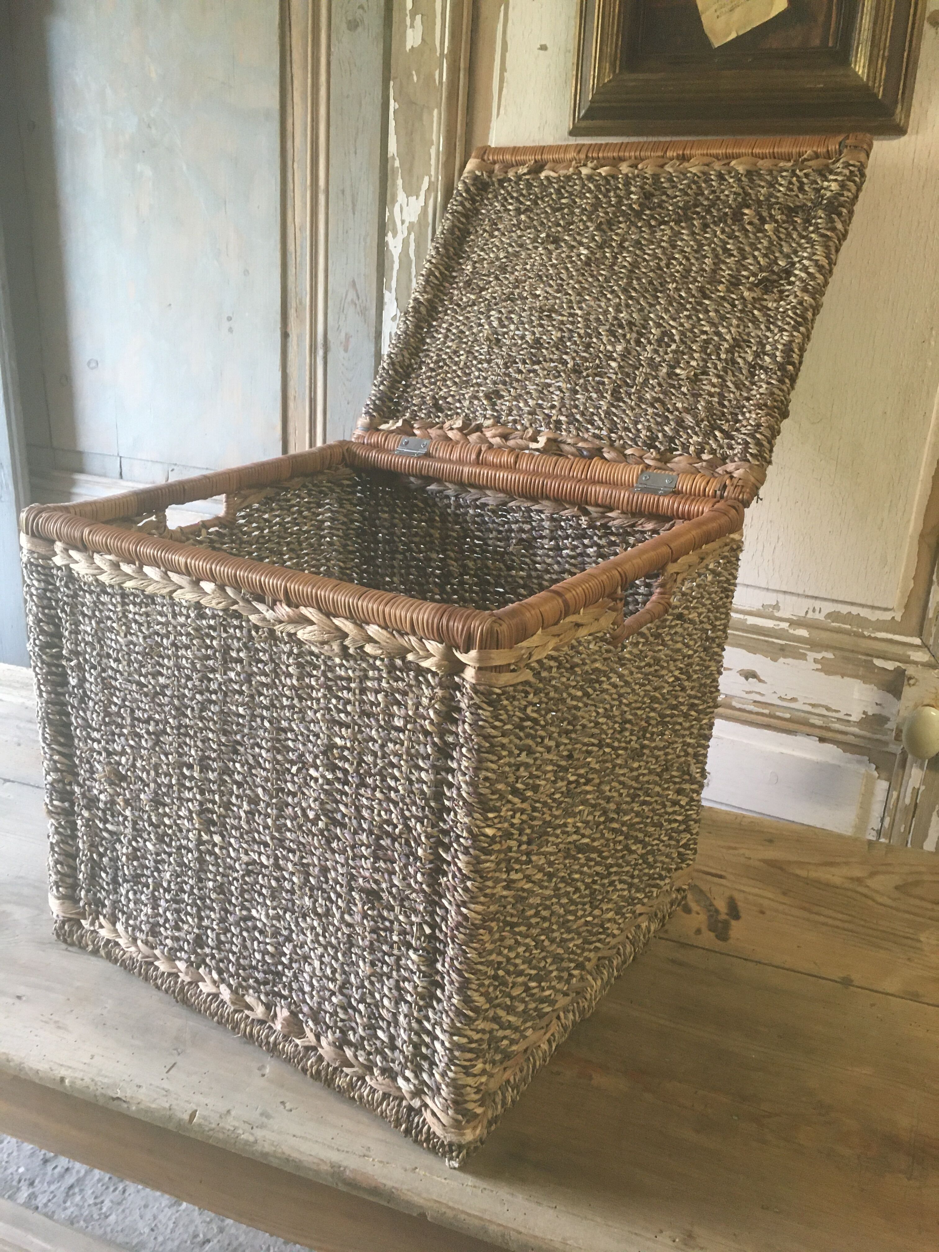 Chest in raffia or wicker