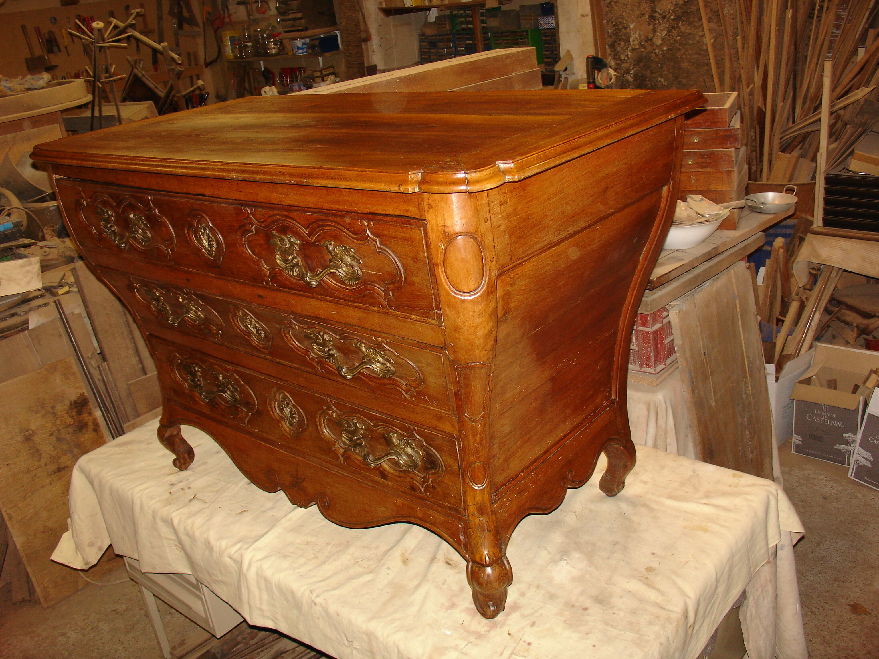 Commode dite "Tombeau" époque Régence de la fin du XVII siècle en merisier massif