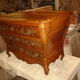 Commode dite "Tombeau" époque Régence de la fin du XVII siècle en merisier massif