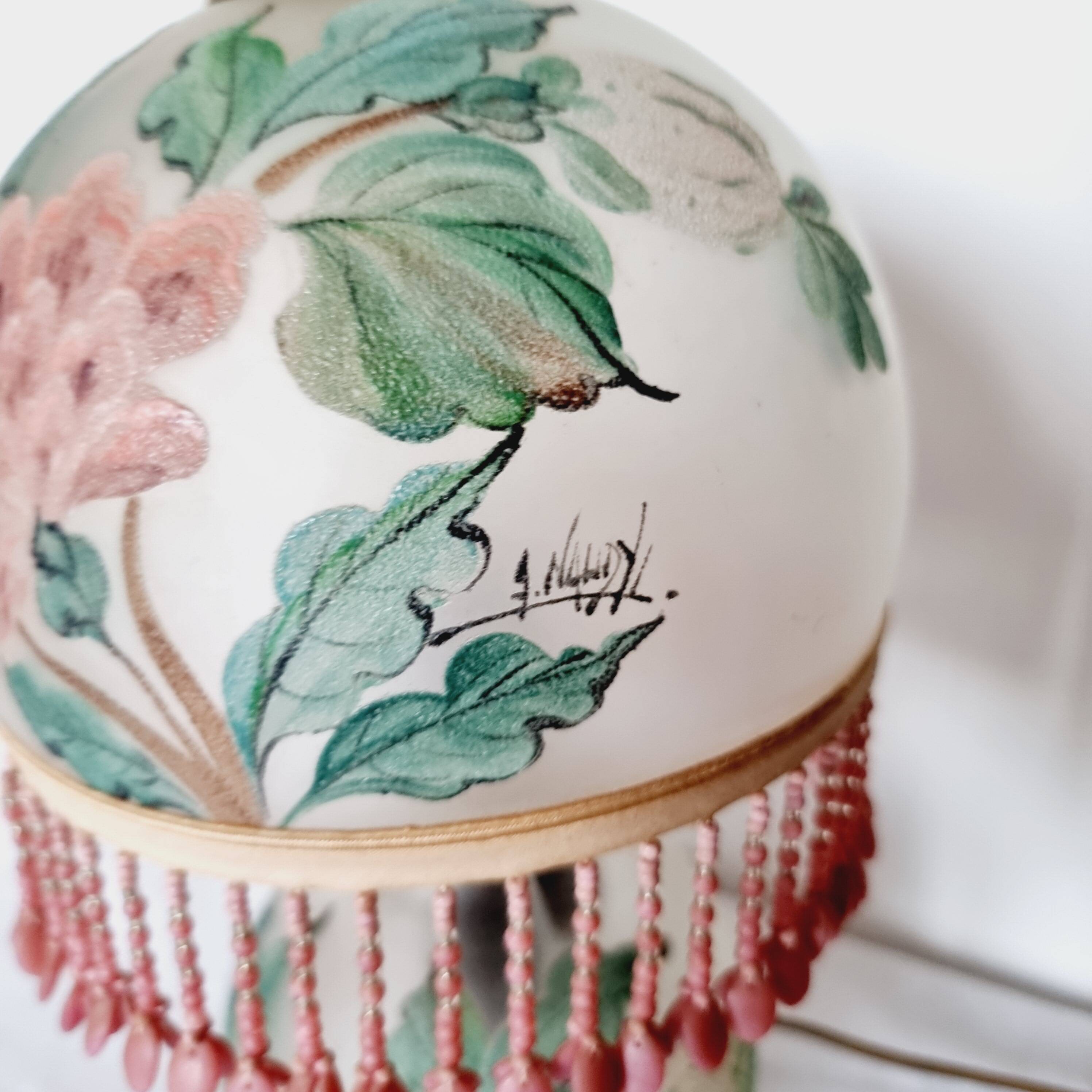 Lampe antique en opaline peinte à la main par Annick Naudy
