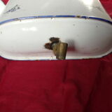 Fontaine murale en tôle émaillée décor de fleurs bleues sur fond blanc