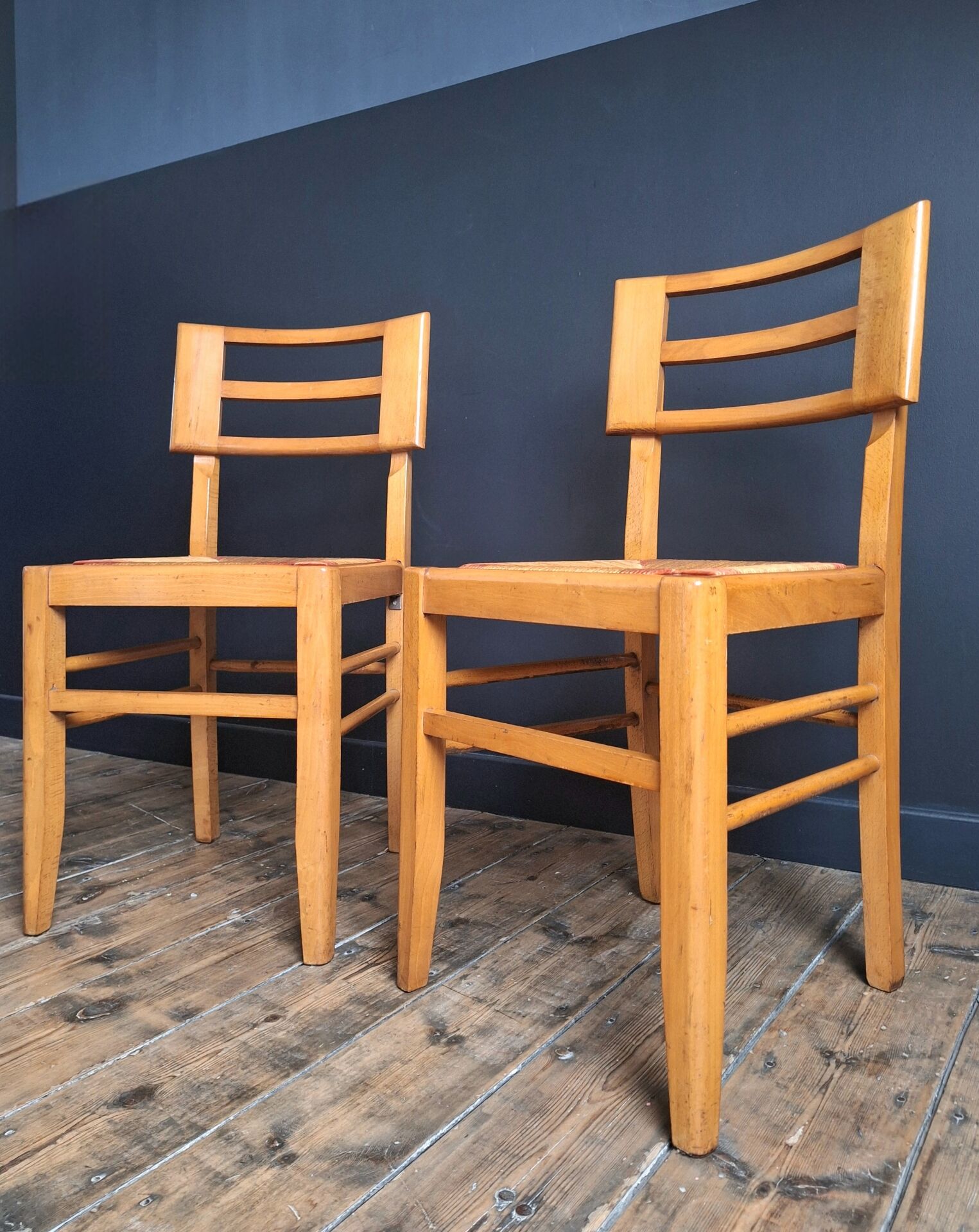 Paire de chaises design Pierre Cruège, meubles sièges anciens
