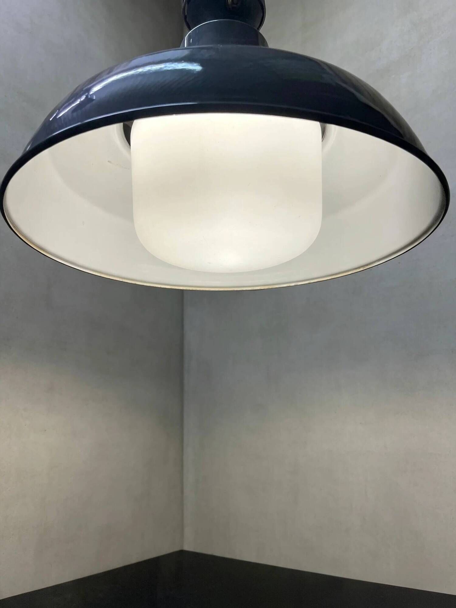 Luminaires en émail de grande taille des années 1930 avec diffuseurs en opaline par Benjamin
