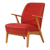 Fauteuil en hêtre scandinave des années 1950 avec un revêtement rouge.
