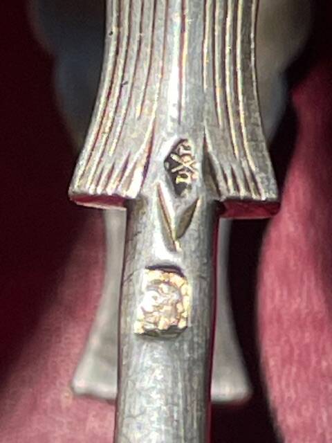 Engraved sugar tongs in solid silver with Minerva hallmark and lion's claws