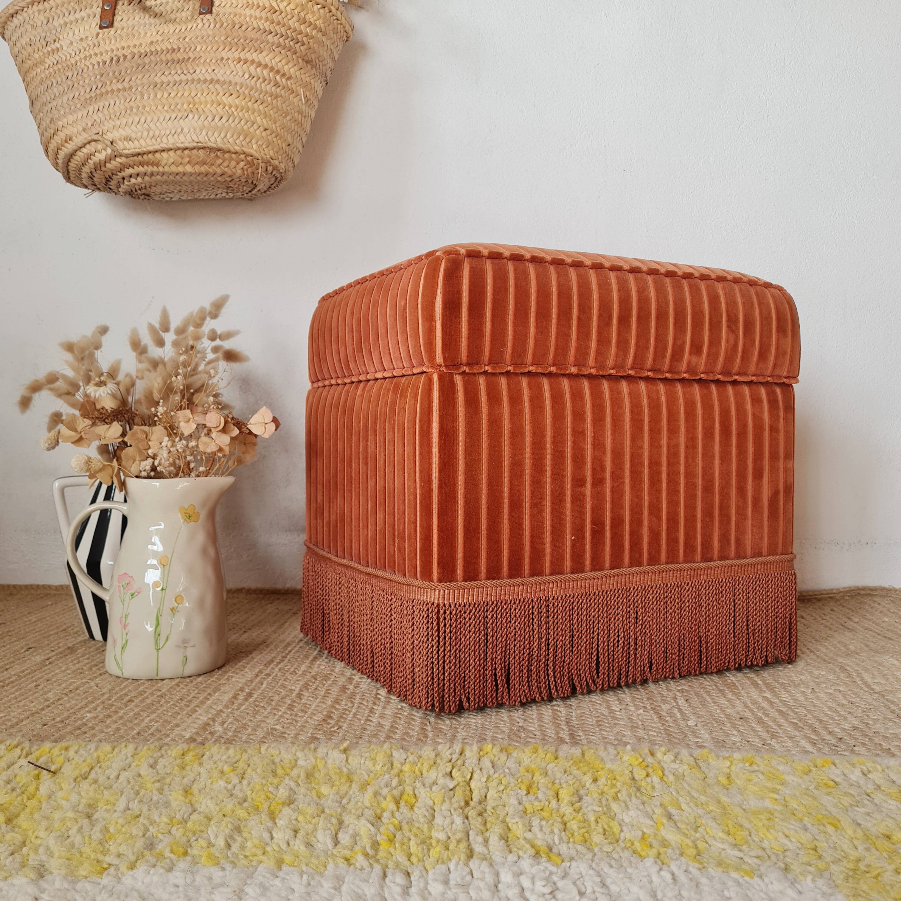 Pouf coffre ancien en velours rose à rayures