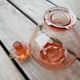 Carafe en verre rose