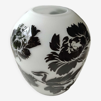 Vase en verre opalin d inspiration asiatique, avec inclusions motifs floraux noires