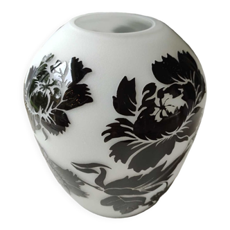 Vase en verre opalin d inspiration asiatique, avec inclusions motifs floraux noires