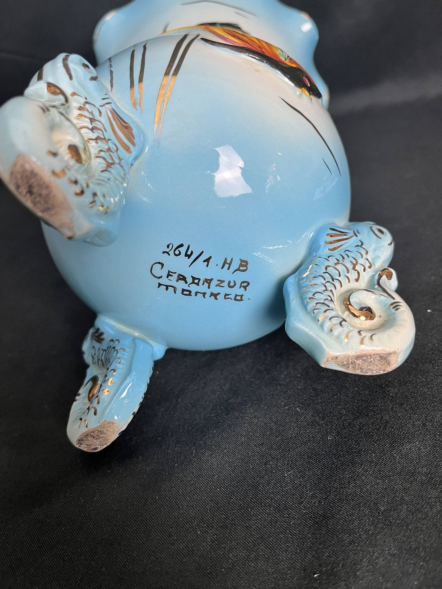 Vase tripode en barbotine émaillée Cerdazur XXème