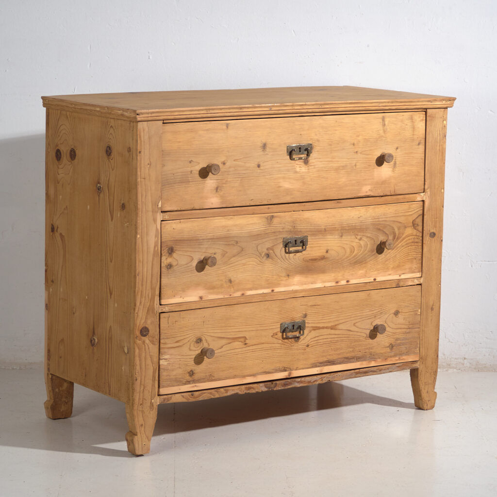 Commode centre-européenne à trois tiroirs en pin lavé – Europe centrale, vers 1900