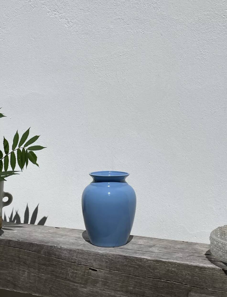 Vase balustre en céramique bleu uni minimaliste