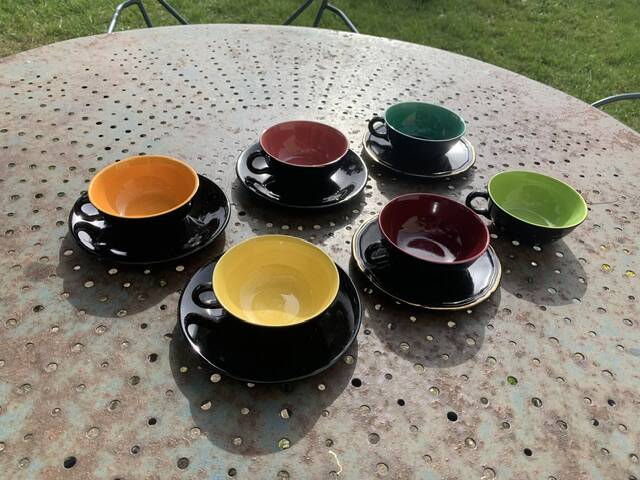 Coffee service composed of 5 cups and saucers in black earthenware and different colored interiors