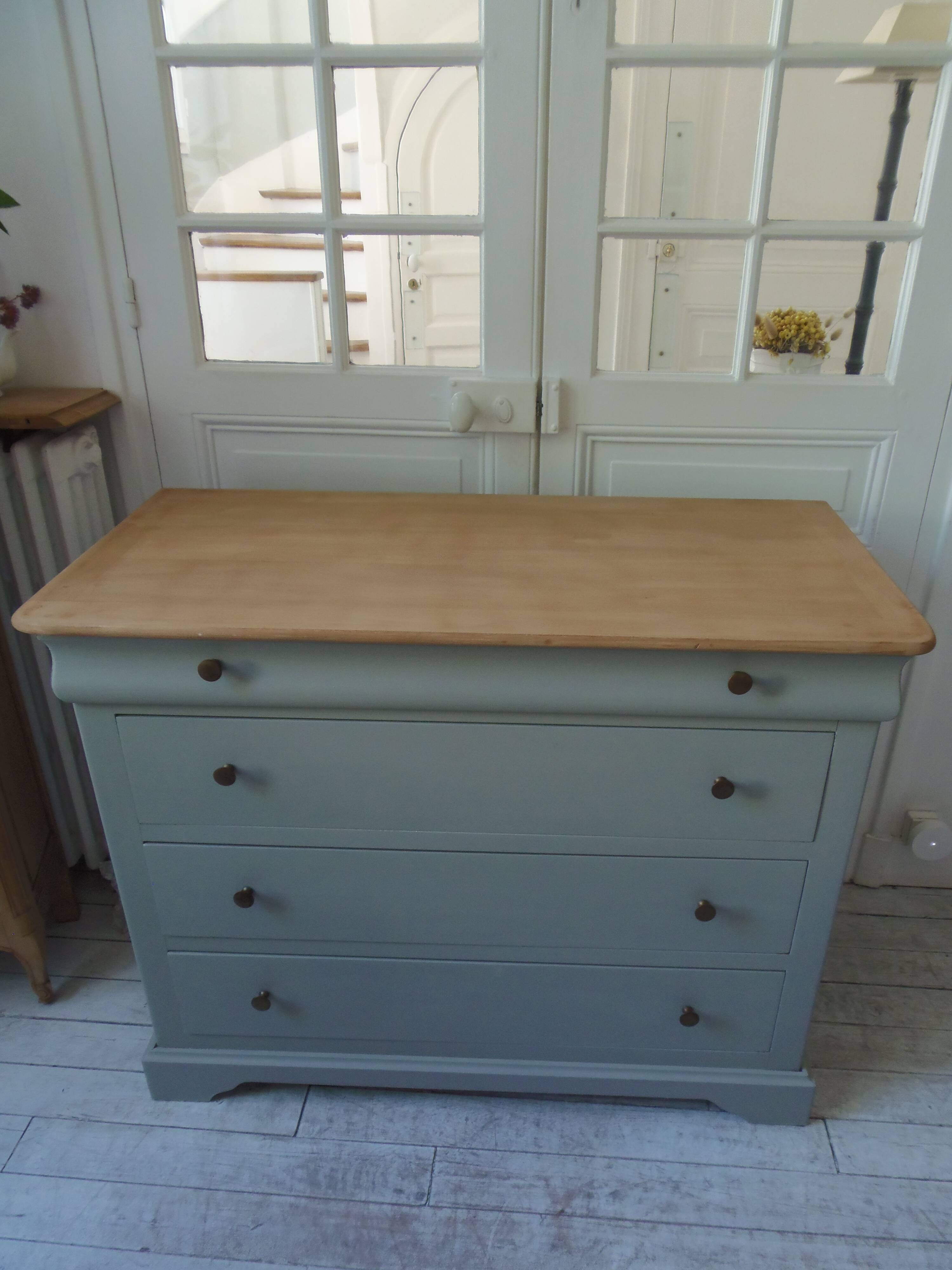 Commode de belle facture style Louis Philippe sublimée en vert de gris