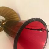 Lampe en verre teinté rouge avec abat-jour plissé