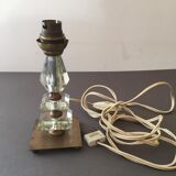 Pied de lampe en verre taillé à facettes et base en laiton
