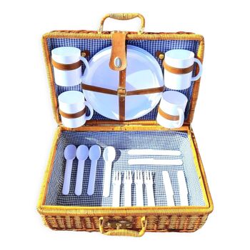 Picnic suitcase basket in wicker and crockery