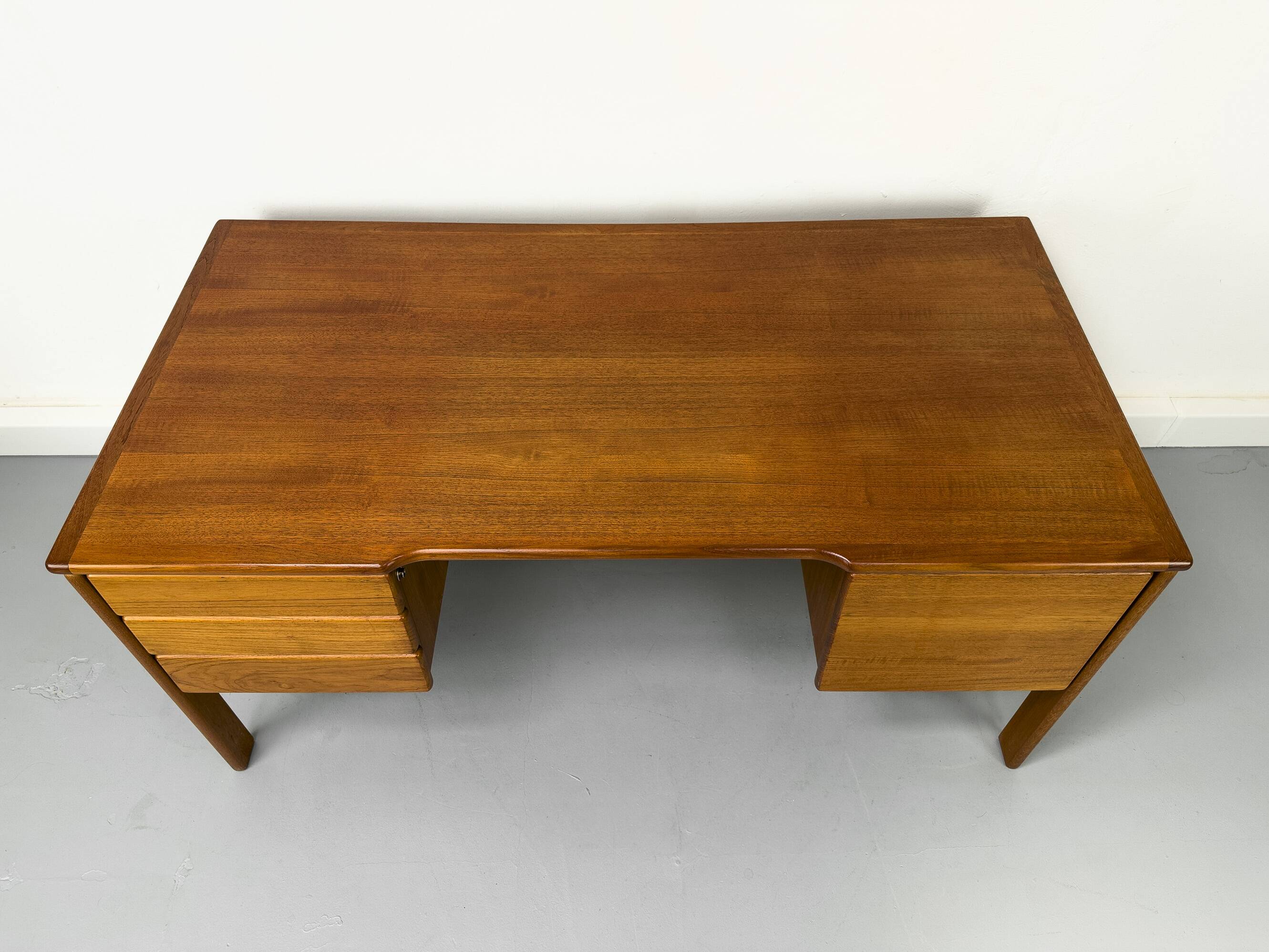 Bureau danois en teck avec porte et tiroirs par Bornholm, années 1970