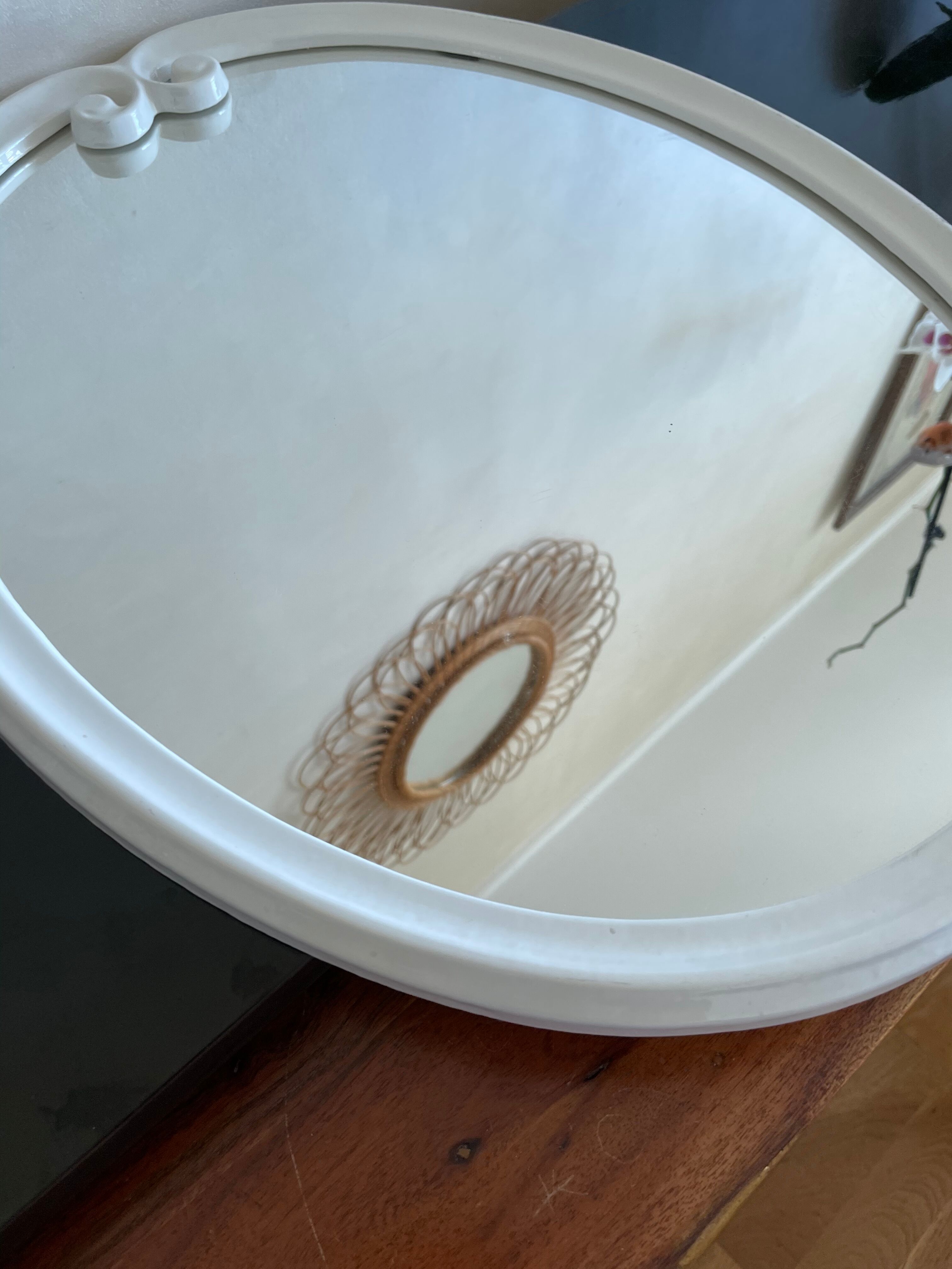 Oval mirror in white lacquered metal