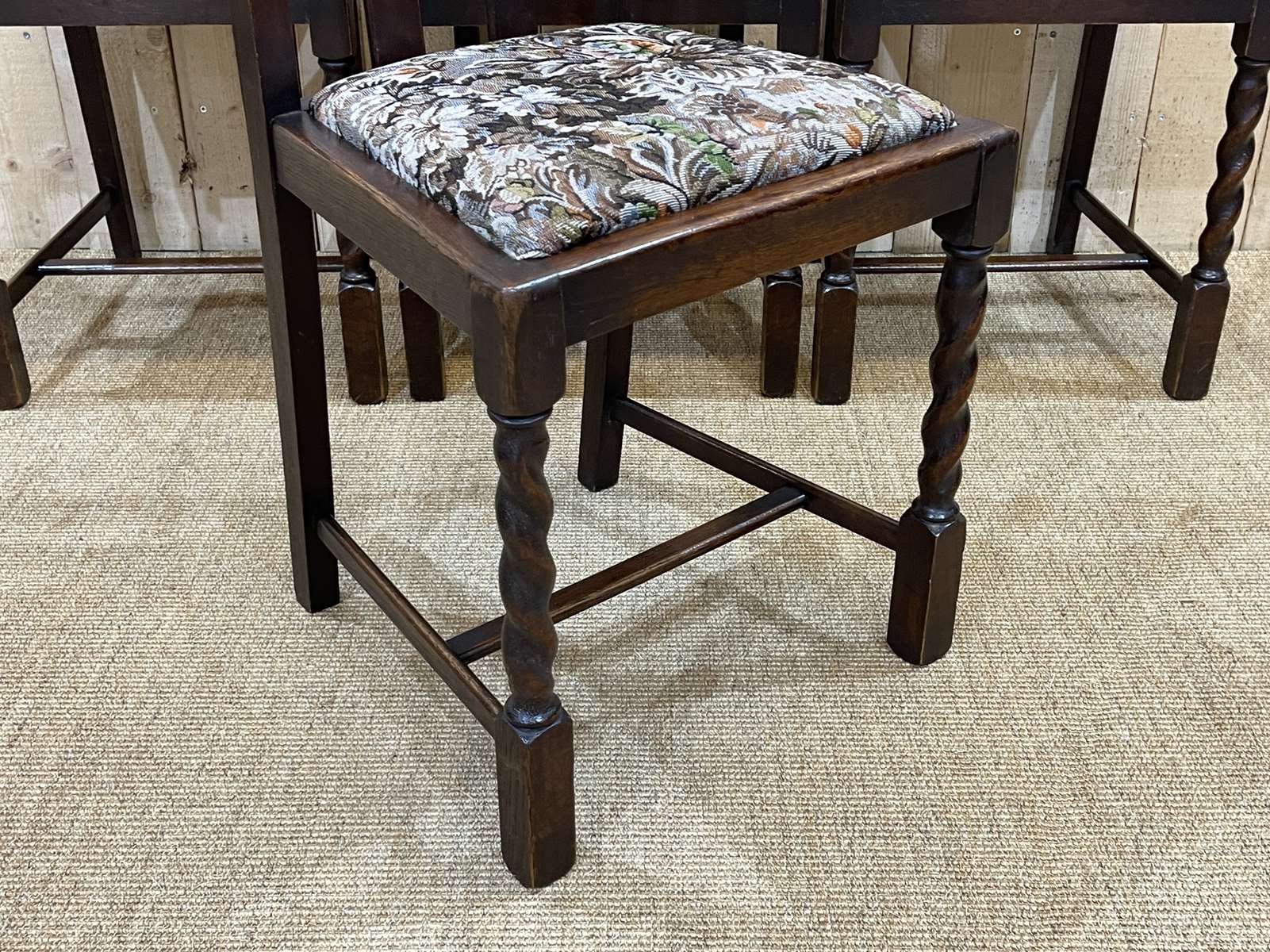 Suite of 4 English chairs early twentieth in oak.