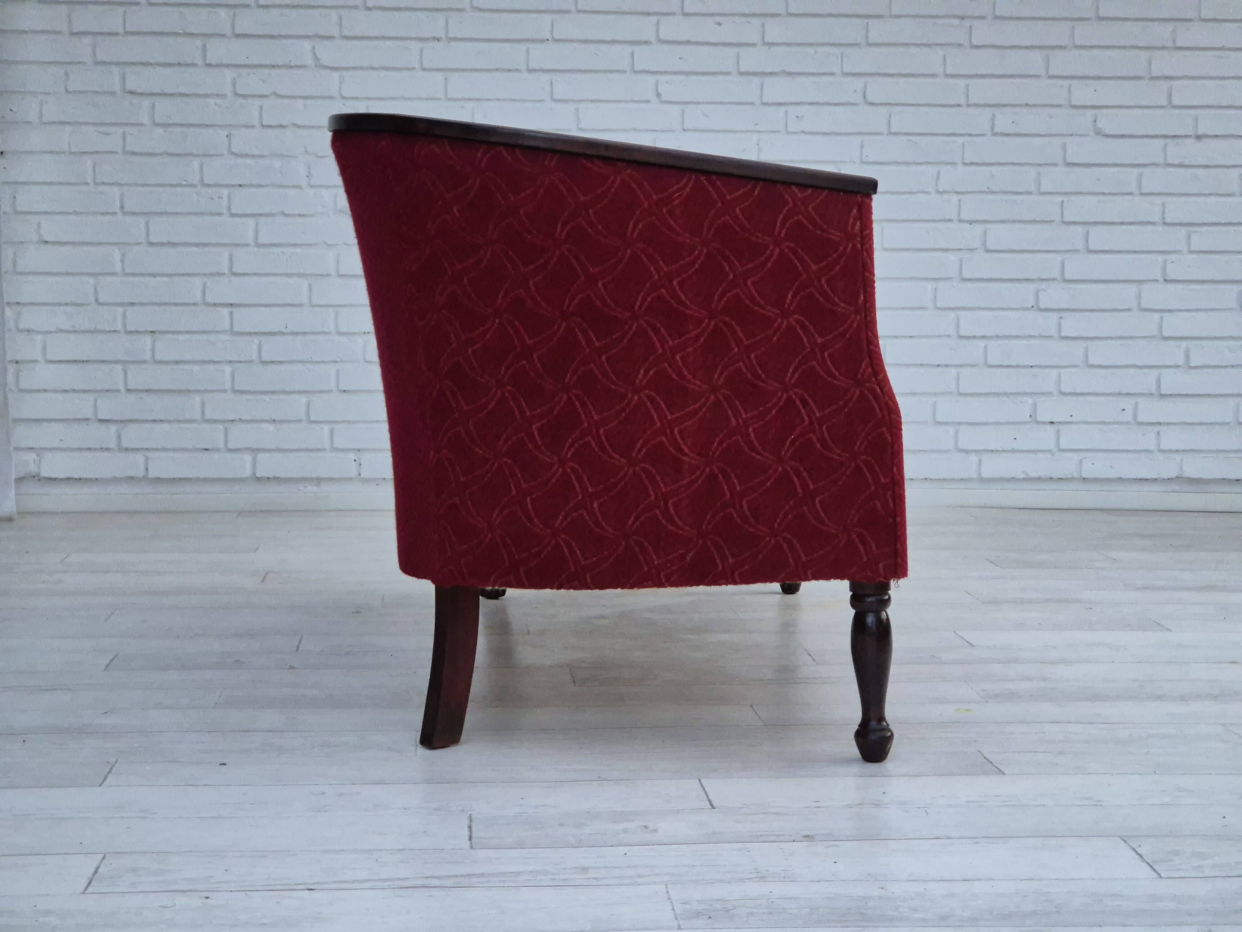 Années 1950, canapé danois 2 places, très bon état d'origine, bois de frêne.