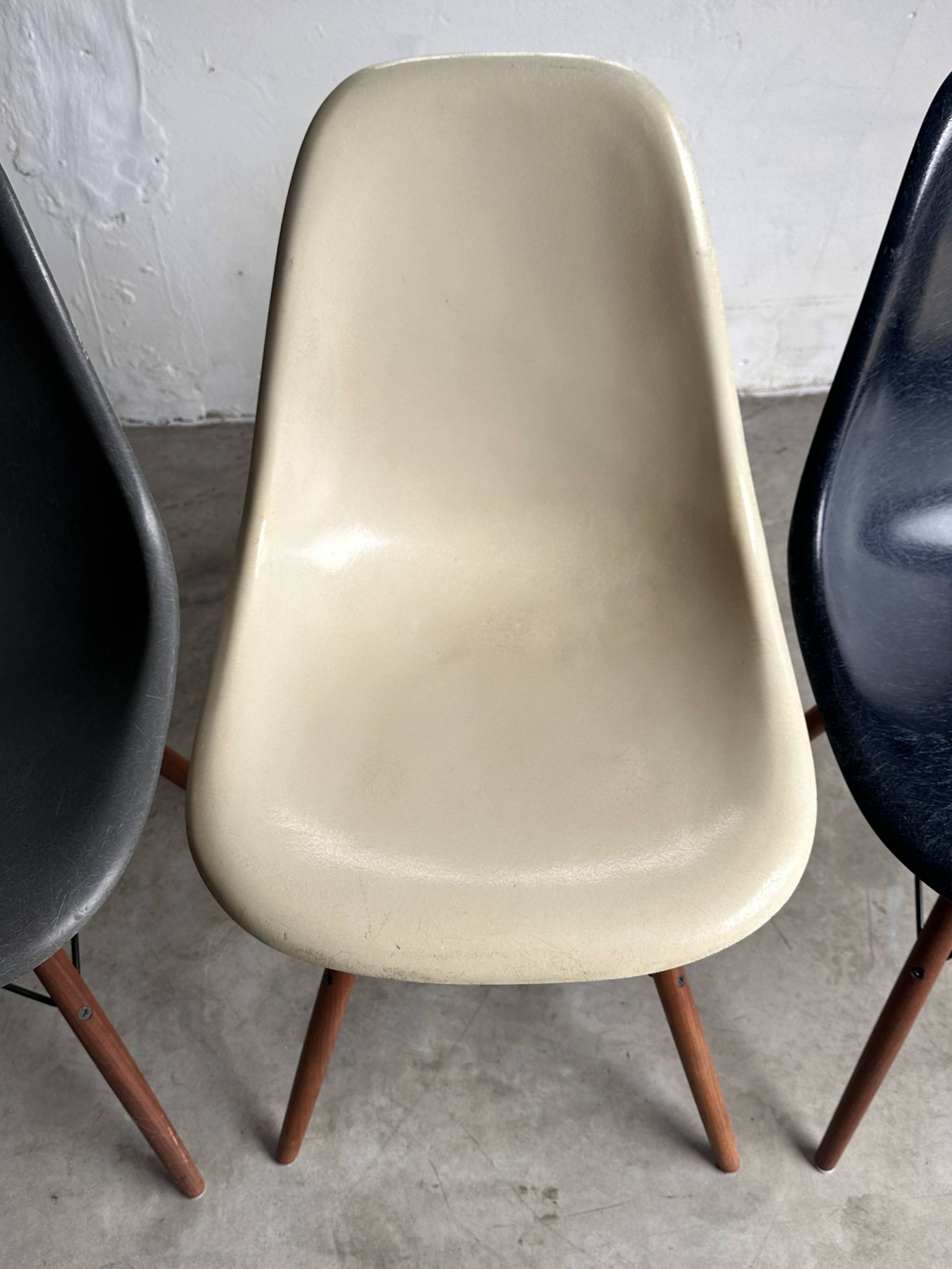 Set of 10 fibreglass & walnut DSW chairs, Charles & Ray Eames, Herman Miller, 60s-70s