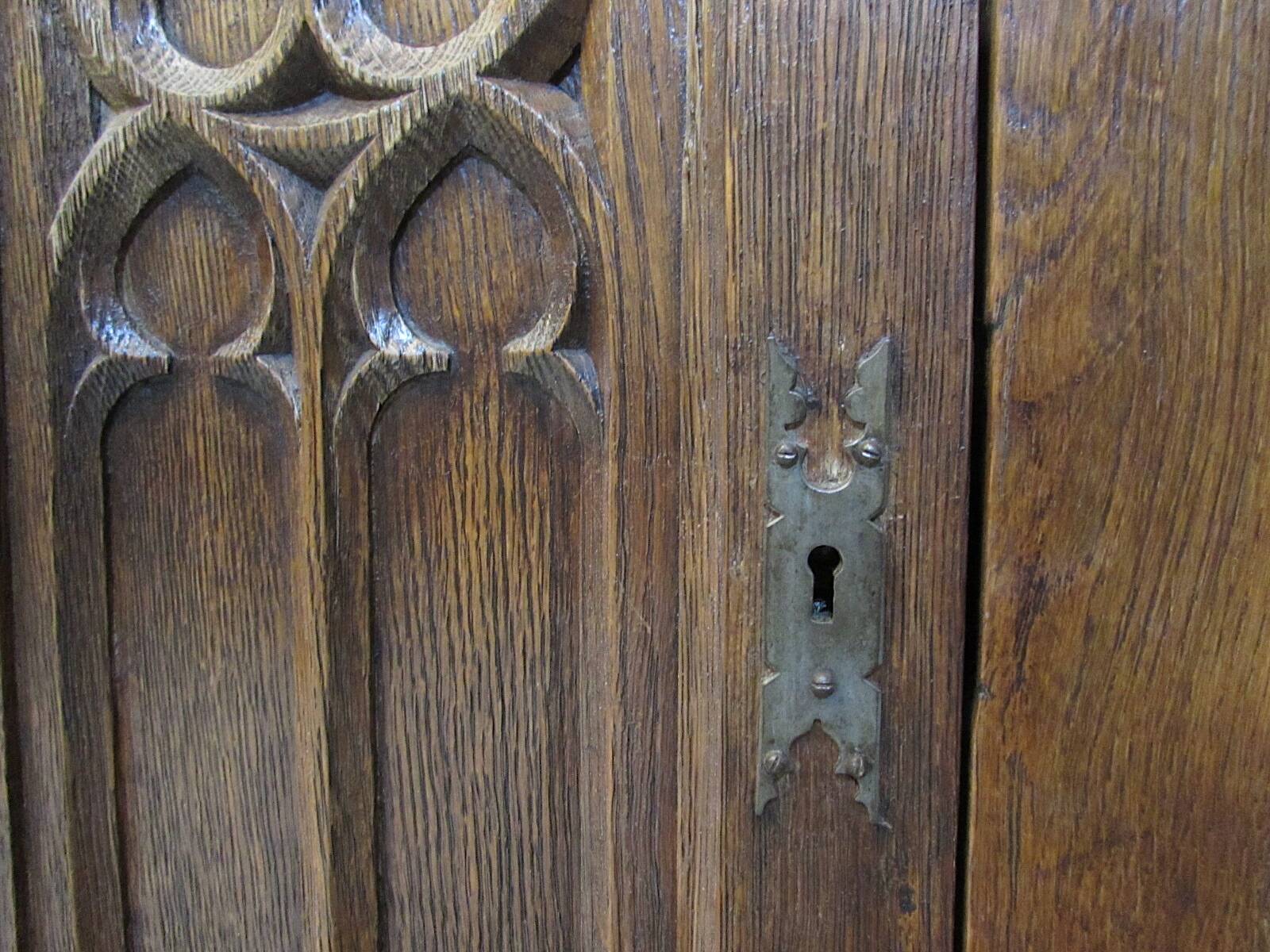 Antiqie Gothic carved oak cabinet, 1860