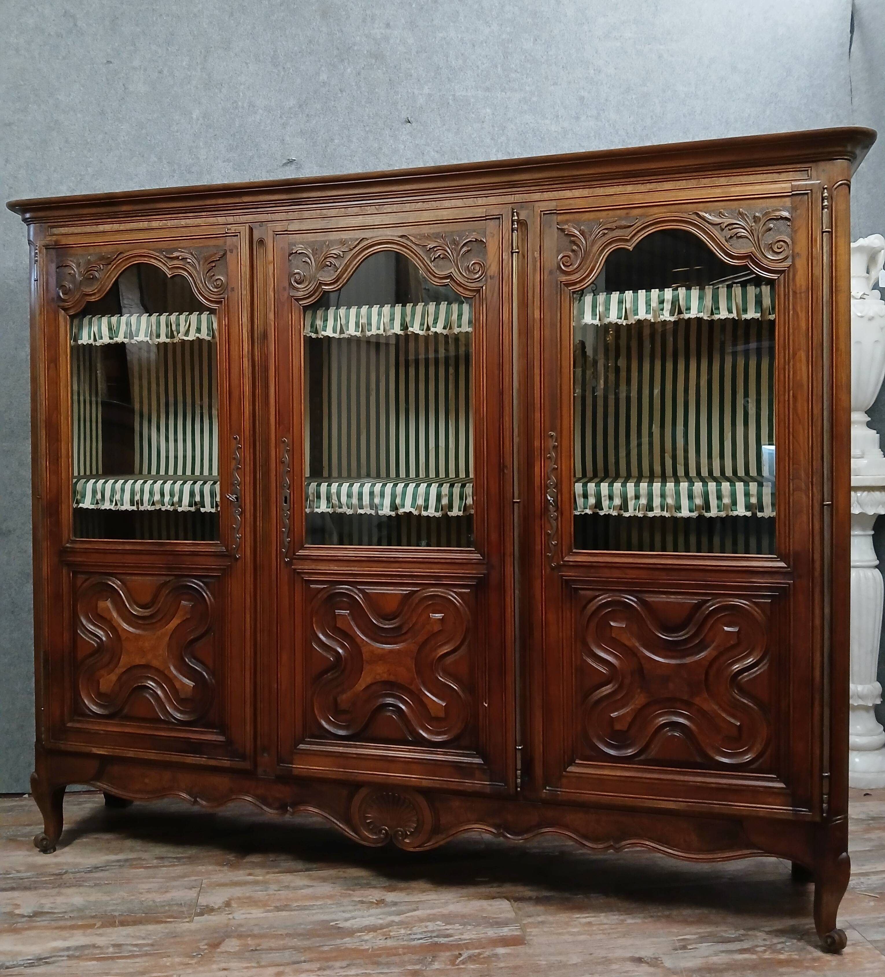 Louis XV style bookcase in walnut circa 1850-1880