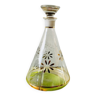 Ancienne carafe à liqueur en verre avec fleurs incrustées et dorures