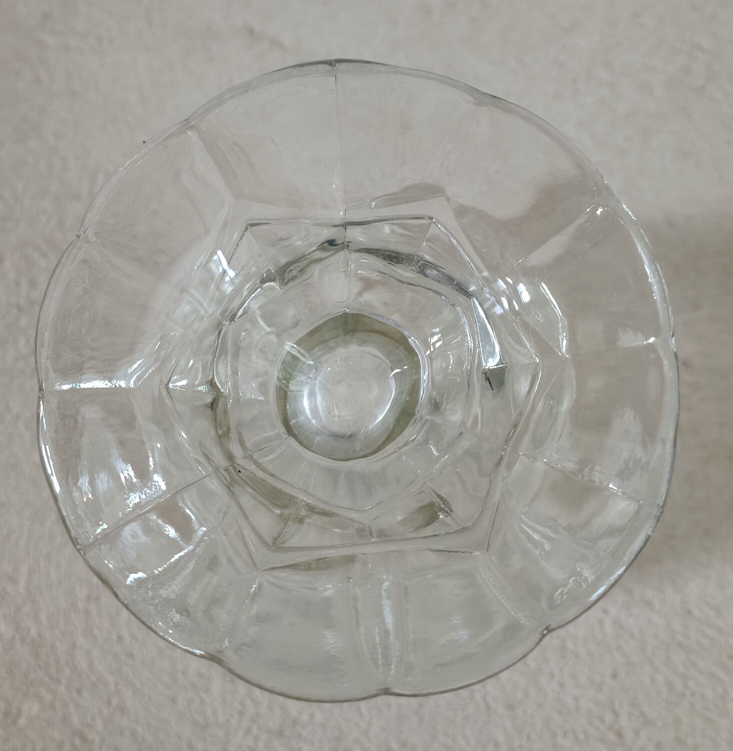 Vase en verre moulé