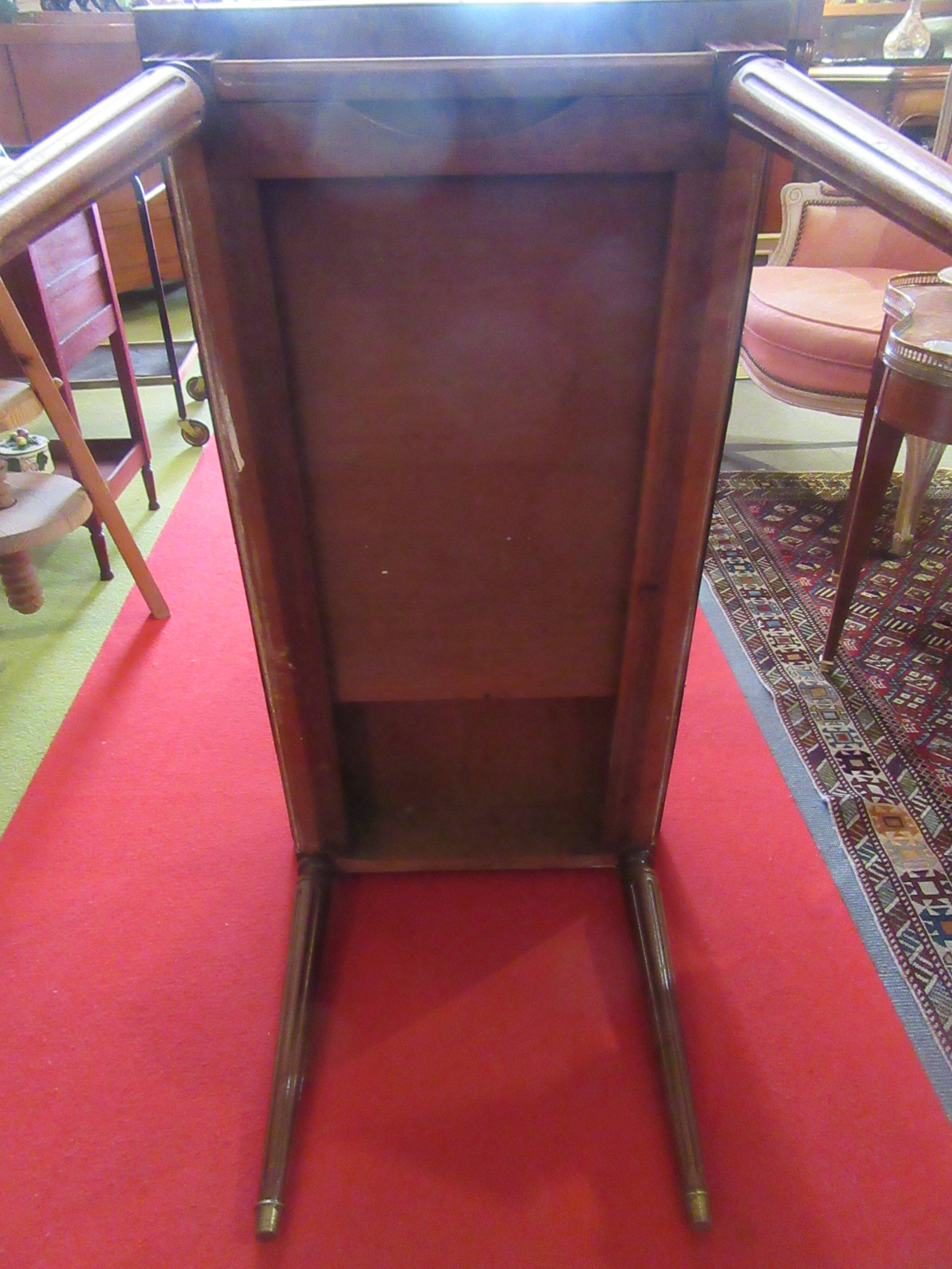 Table basse style louis XVI en acajou et laiton