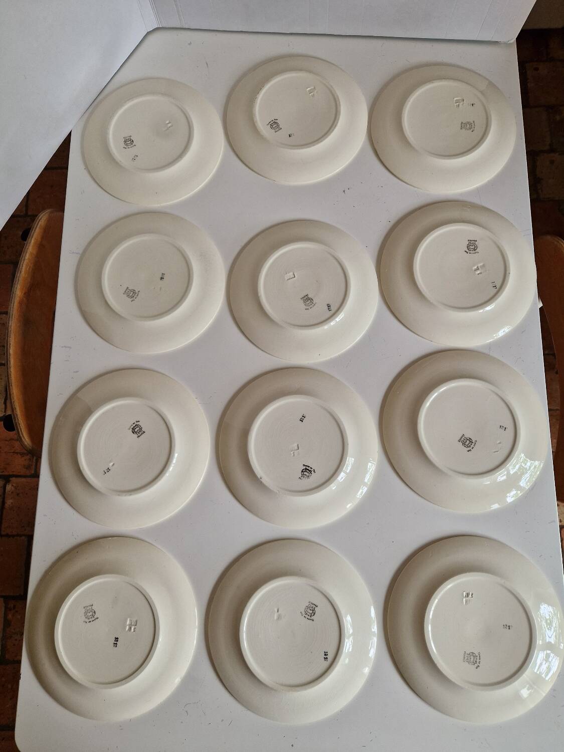 12 assiettes plates Choisy le Roi en terre de fer modèle 1212