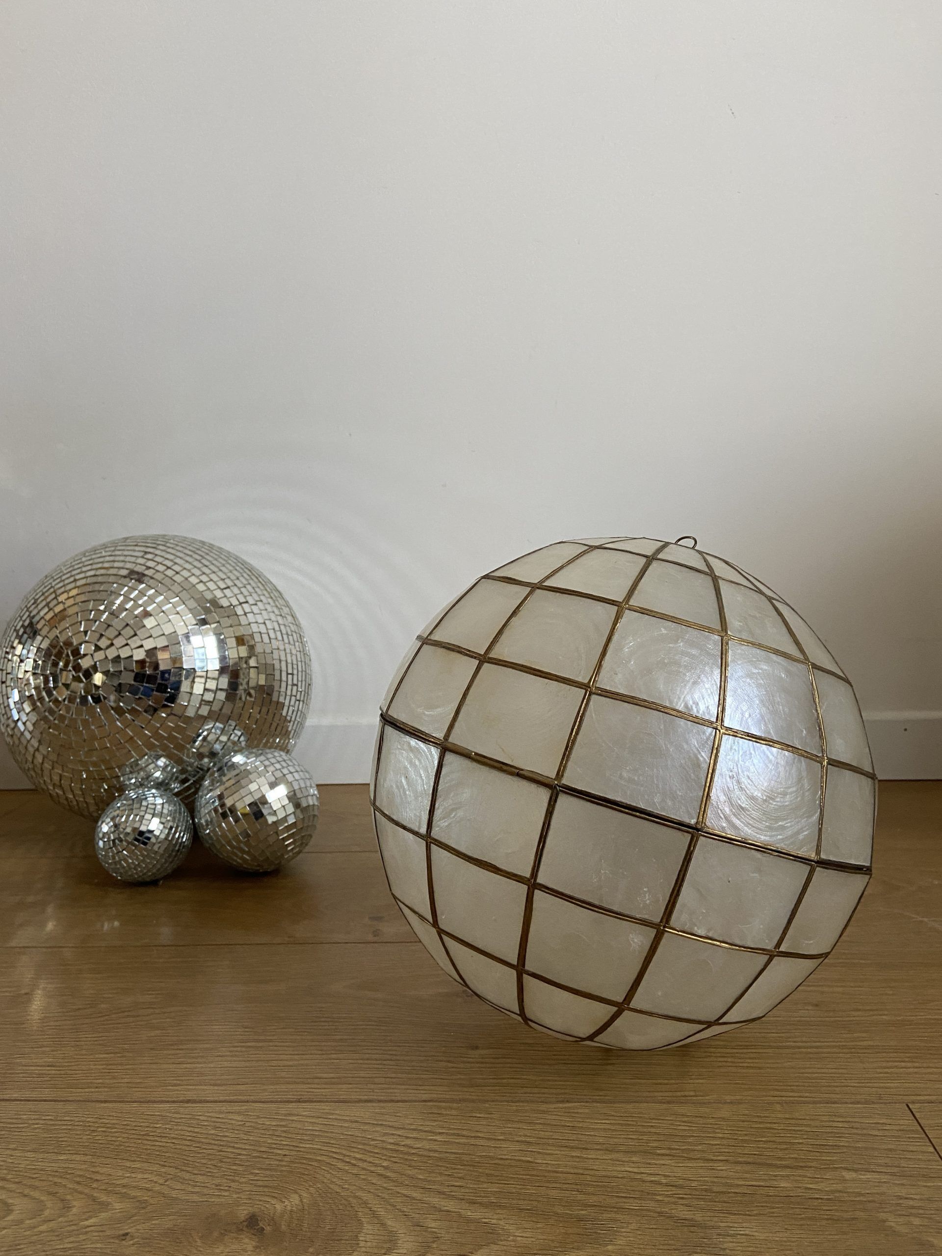 Ball in mother-of-pearl and brass to hang