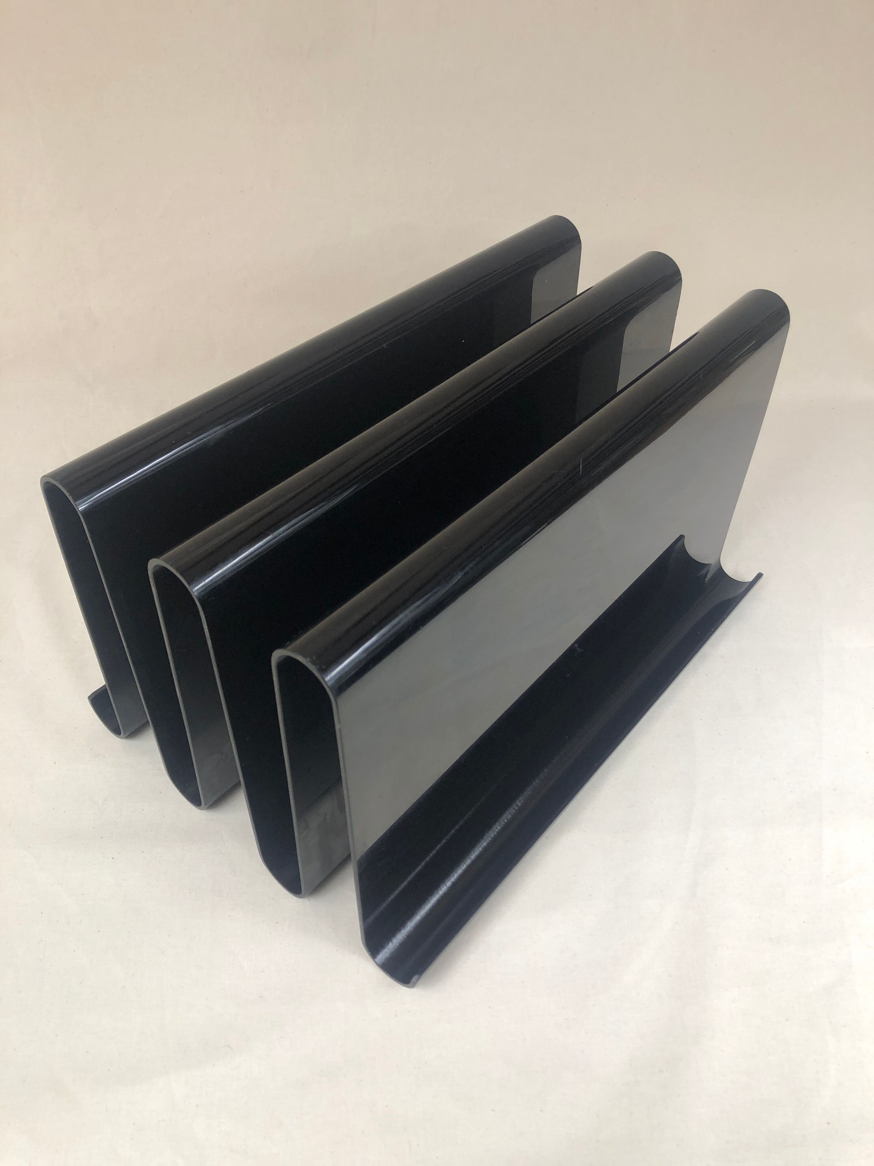 Vinyl door / black plexiglass magazine holder
