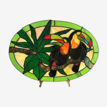 Vitrail de style art déco représentant un couple de toucans