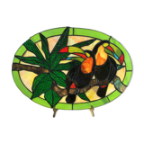 Vitrail de style art déco représentant un couple de toucans