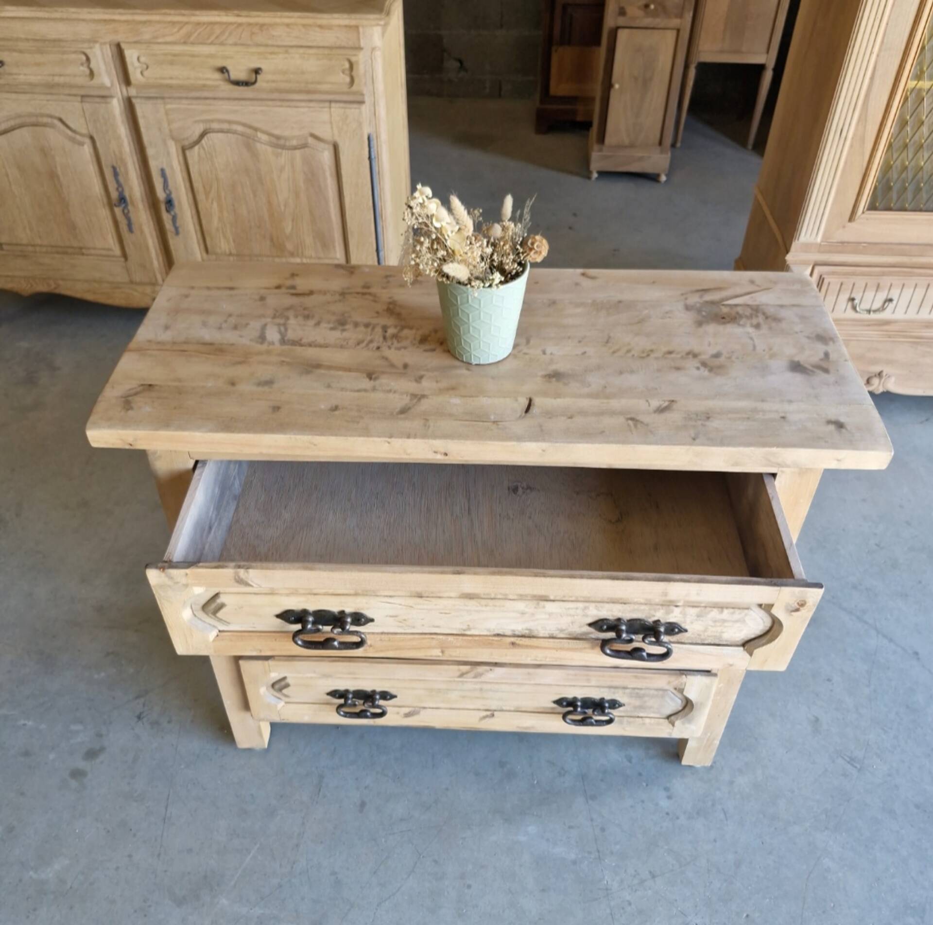 Commode ancienne en bois massif – rénovée