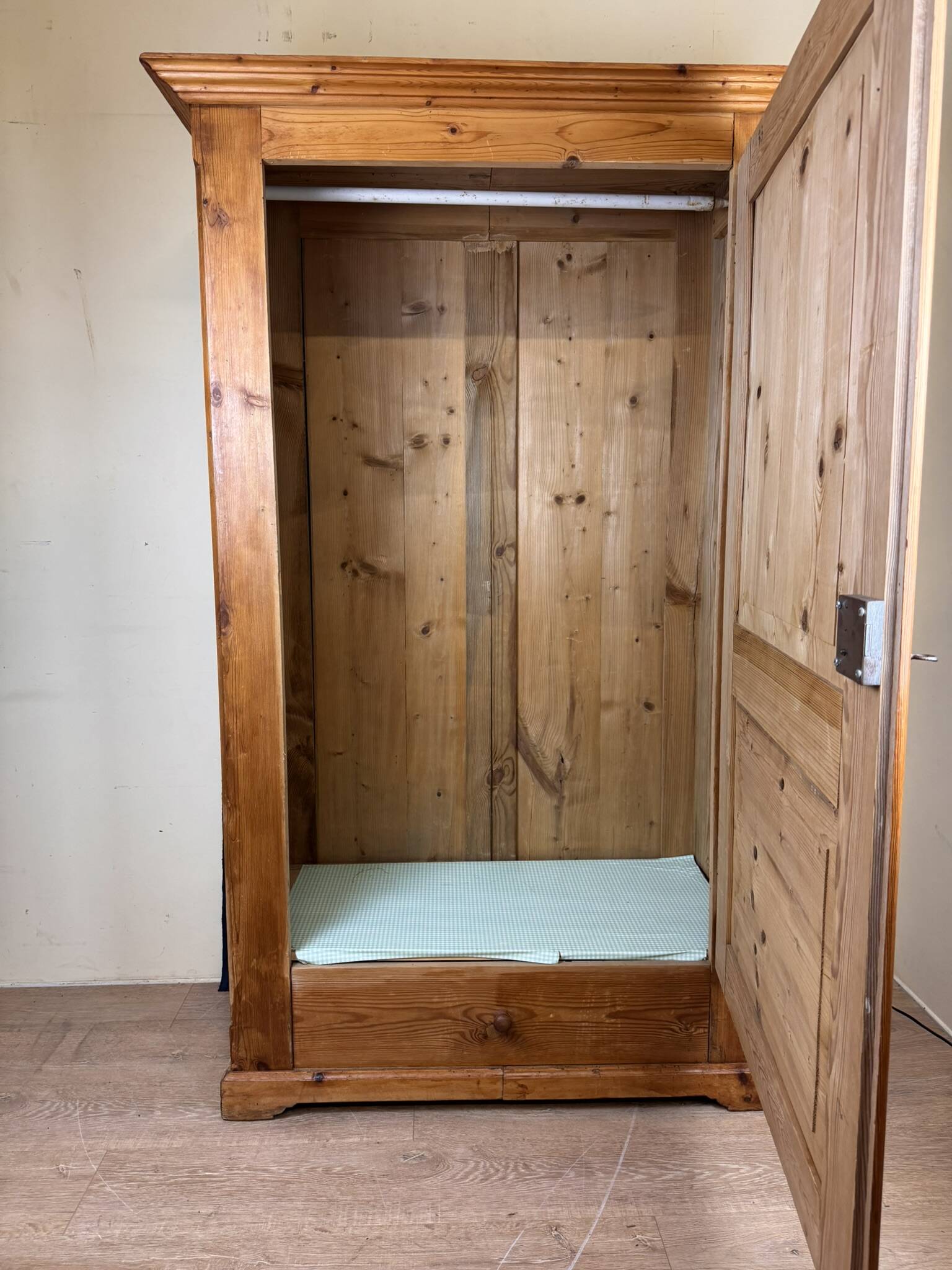 Very pretty Savoyard fir bonnet maker
