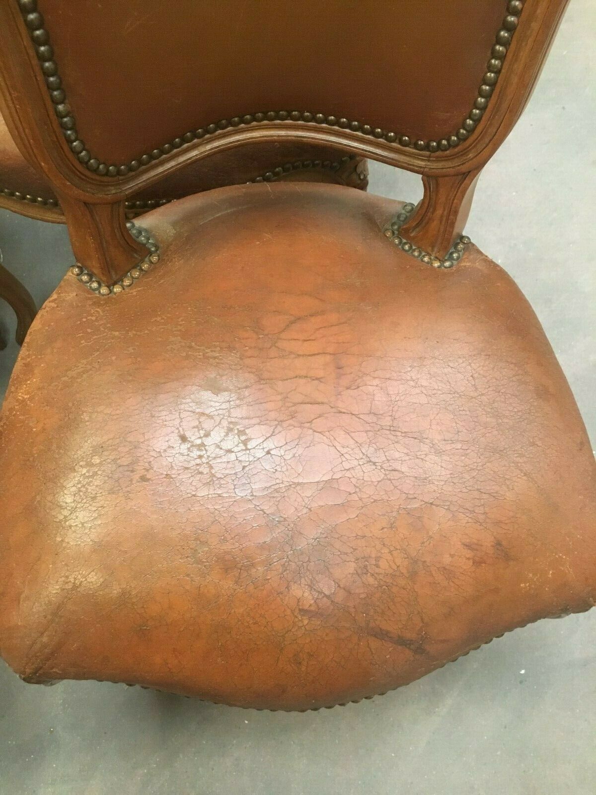Suite de six chaises en noyer avec assises cuir, style Louis XV