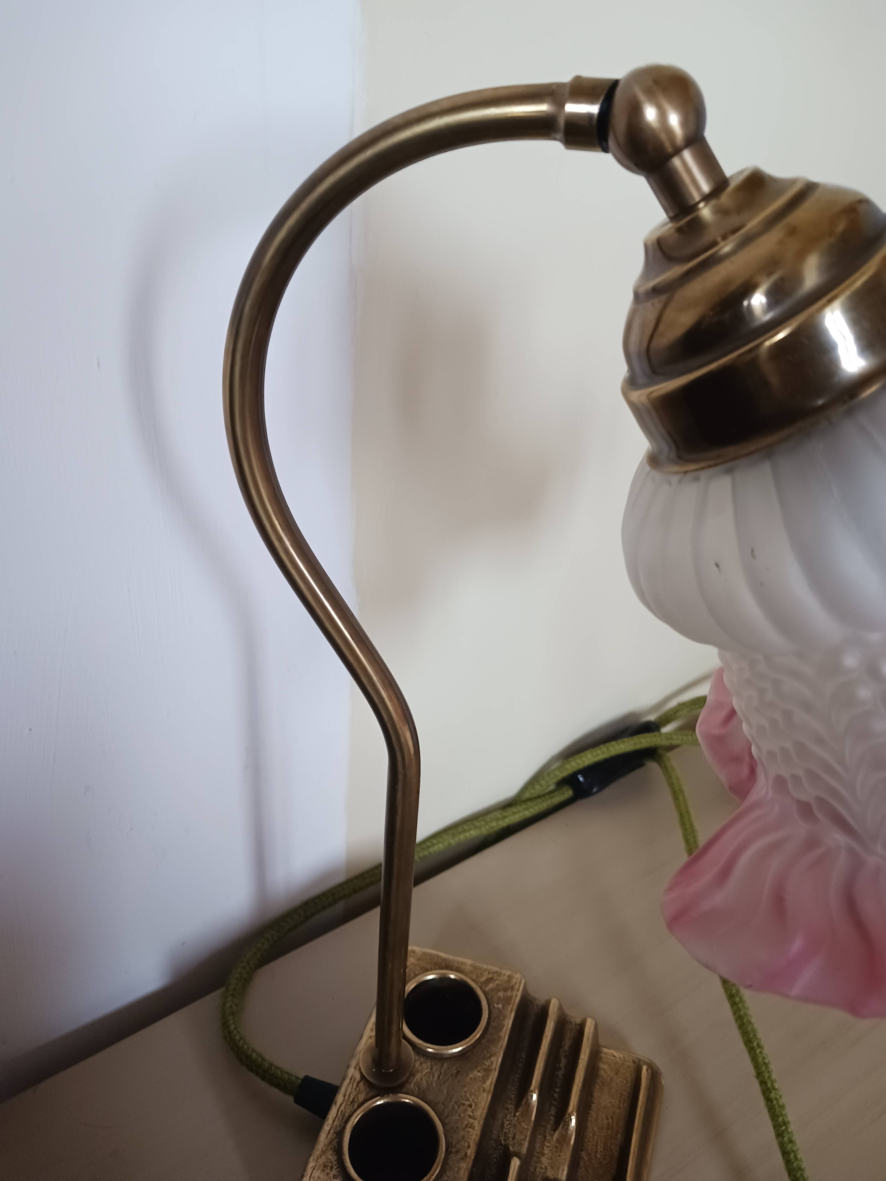 Lampe ancienne, de bureau , en opaline et laiton doré .