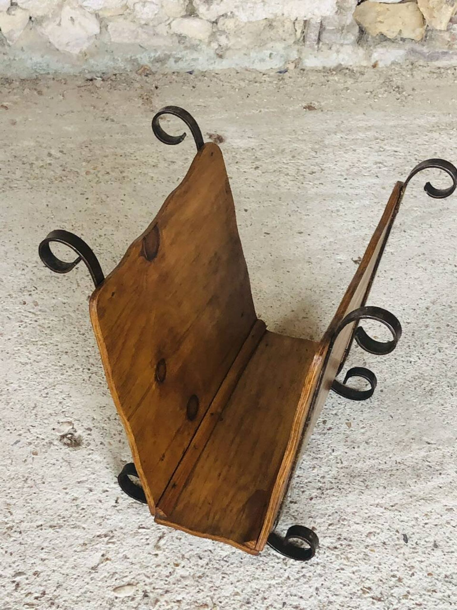 Porte revues vintage en bois et fer forgé circa 1950s