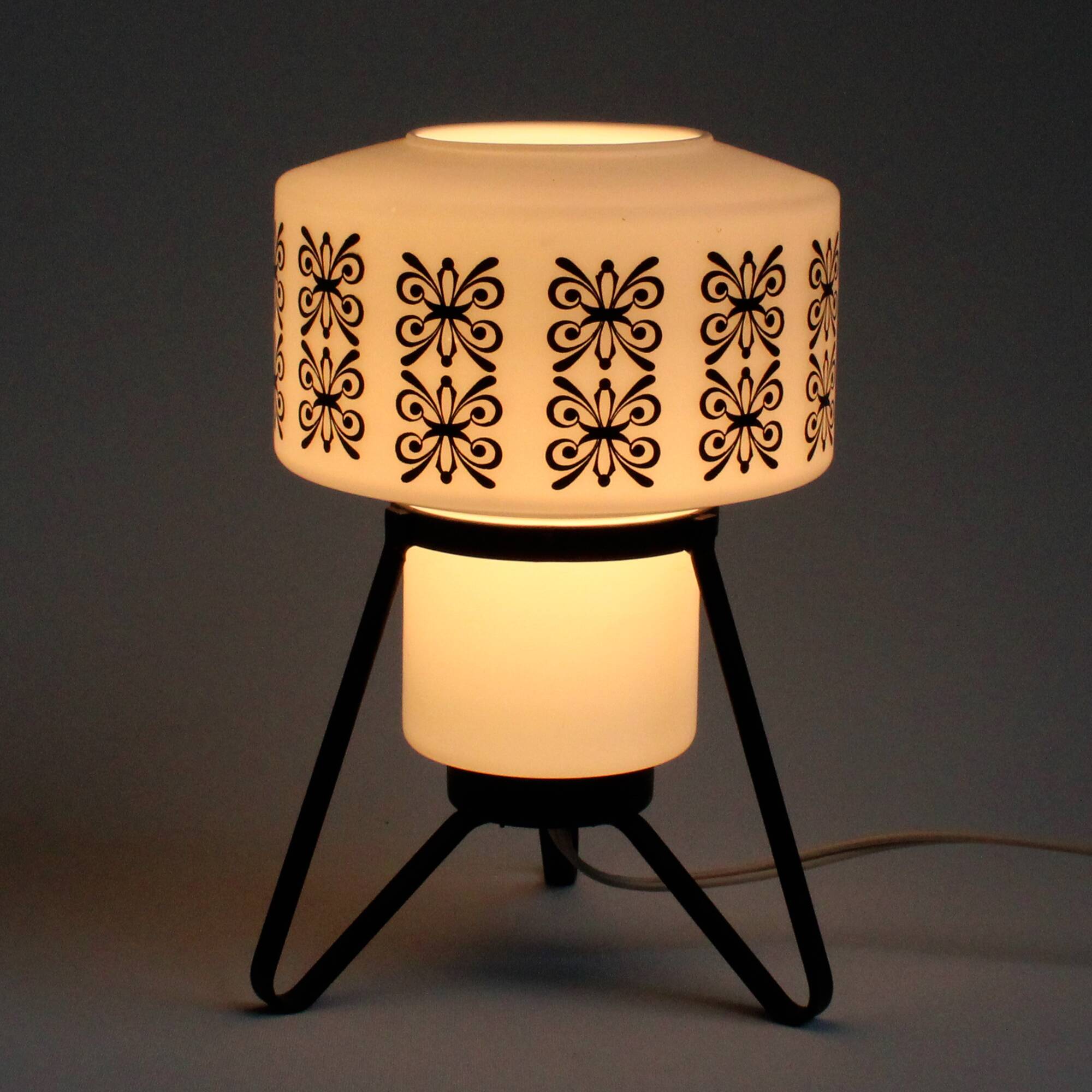 Vintage bedside lamp in opaline and lacquered metal.