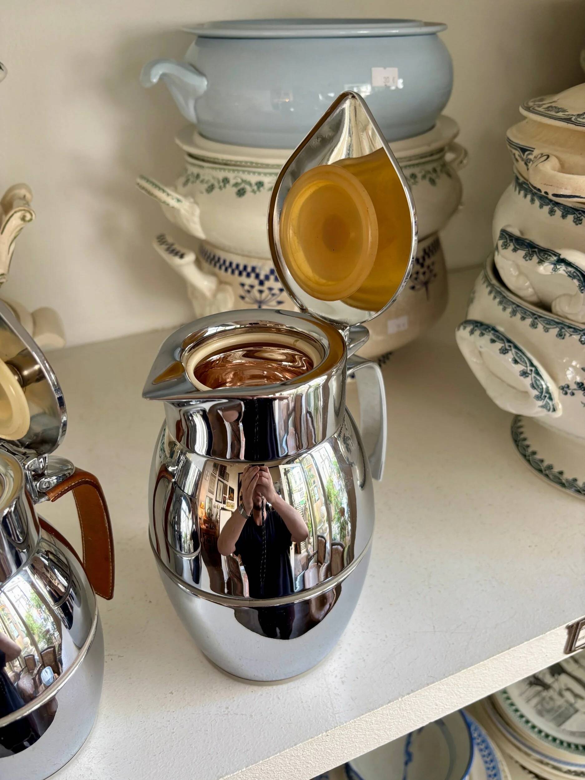 2 Hermès insulated jugs in chrome metal and covered leather.