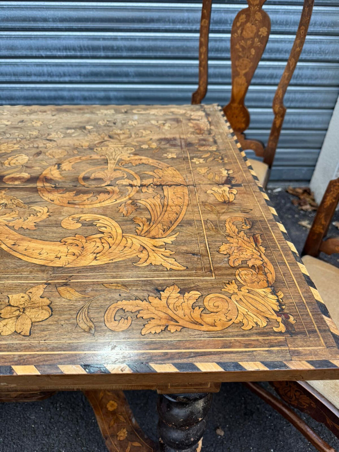 Dutch salon 1900, table and 4 chairs in marquetry stamped IDRAC.