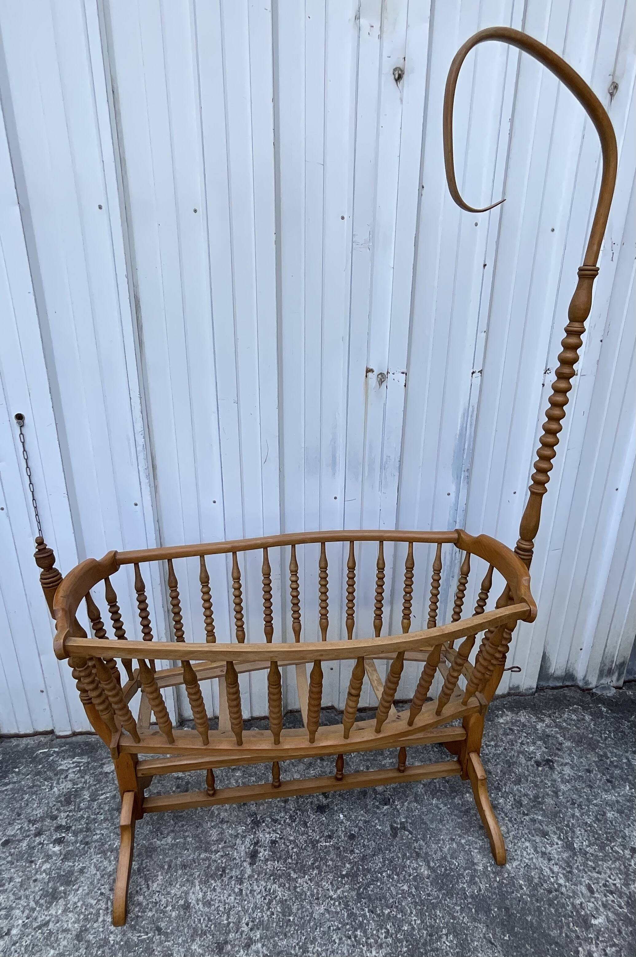 Antique cradle in solid beech – Early 20th century